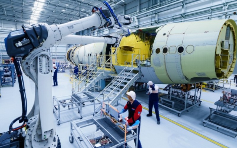 Fertigungshalle der Luft- und Raumfahrt mit einem Roboterarm