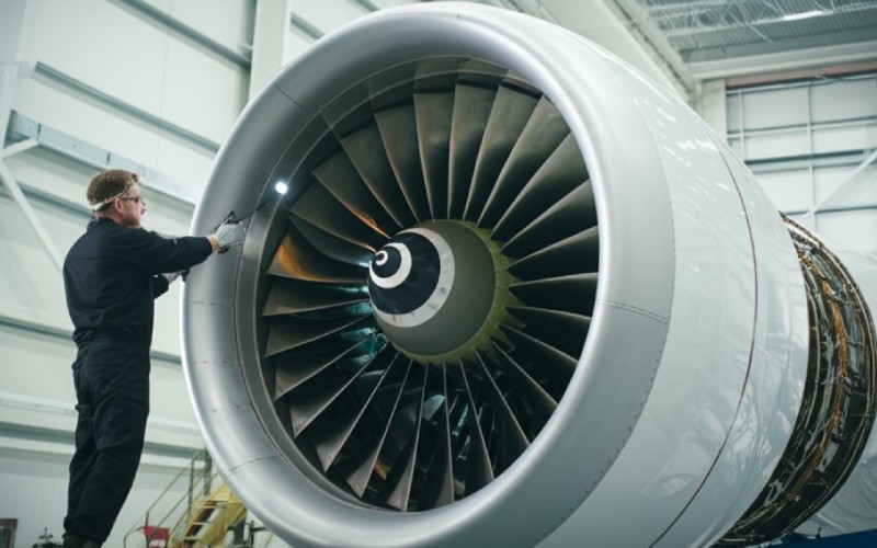 Ingenieur bei der Inspektion eines Düsentriebwerks