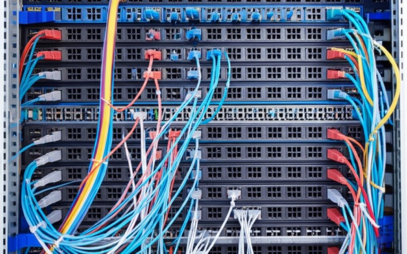 Kabel rak server yang tertata dan terpisah