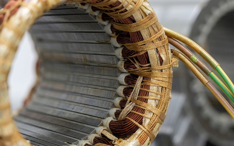 Close-up van compressor motorlamineringen en geïsoleerde statorwikkelingen