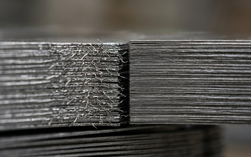 バリの詳細ときれいな剪断面を示すモーター・ラミネーション・スタックのエッジ